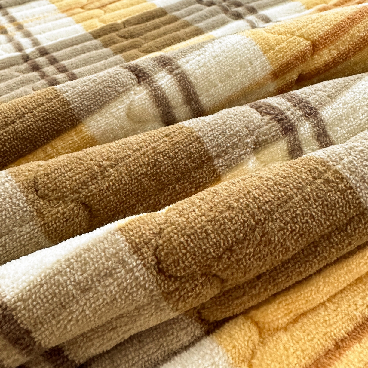 91家纺网 家纺一手货源 找家纺 格真 2025新款无印风贝壳绣三角针牛奶绒床盖三件套大眼萌枕套双面可用 拉菲-黄