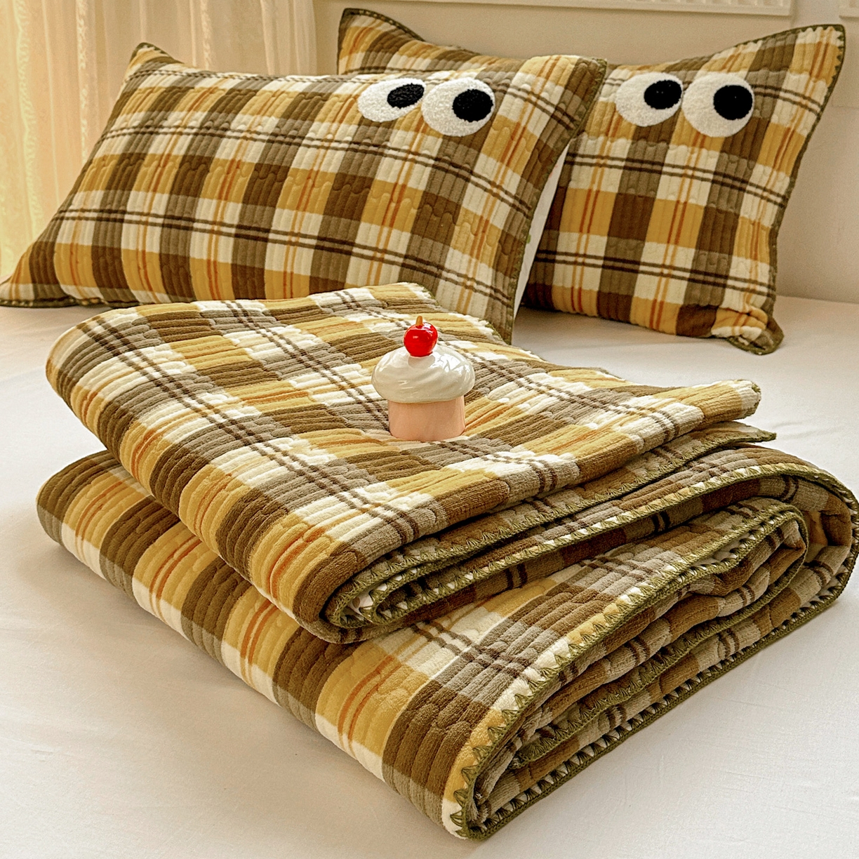 91家纺网 家纺一手货源 找家纺 格真 2025新款无印风贝壳绣三角针牛奶绒床盖三件套大眼萌枕套双面可用 拉菲-黄