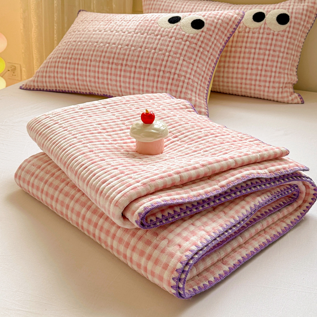 91家纺网 家纺一手货源 找家纺 格真 2025新款无印风贝壳绣三角针牛奶绒床盖三件套大眼萌枕套双面可用 粉小格