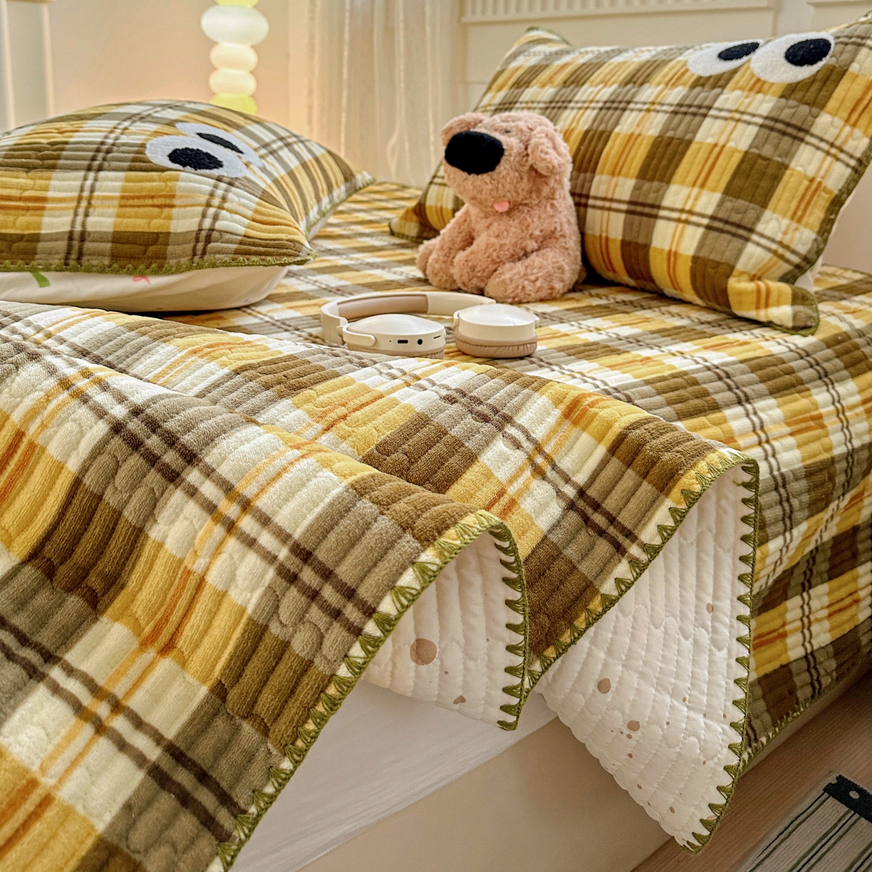 91家纺网 家纺一手货源 找家纺 格真 2025新款无印风贝壳绣三角针牛奶绒床盖三件套大眼萌枕套双面可用 拉菲-黄