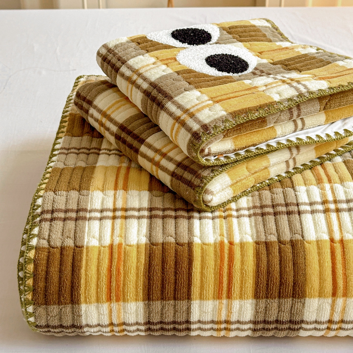 91家纺网 家纺一手货源 找家纺 格真 2025新款无印风贝壳绣三角针牛奶绒床盖三件套大眼萌枕套双面可用 拉菲-黄