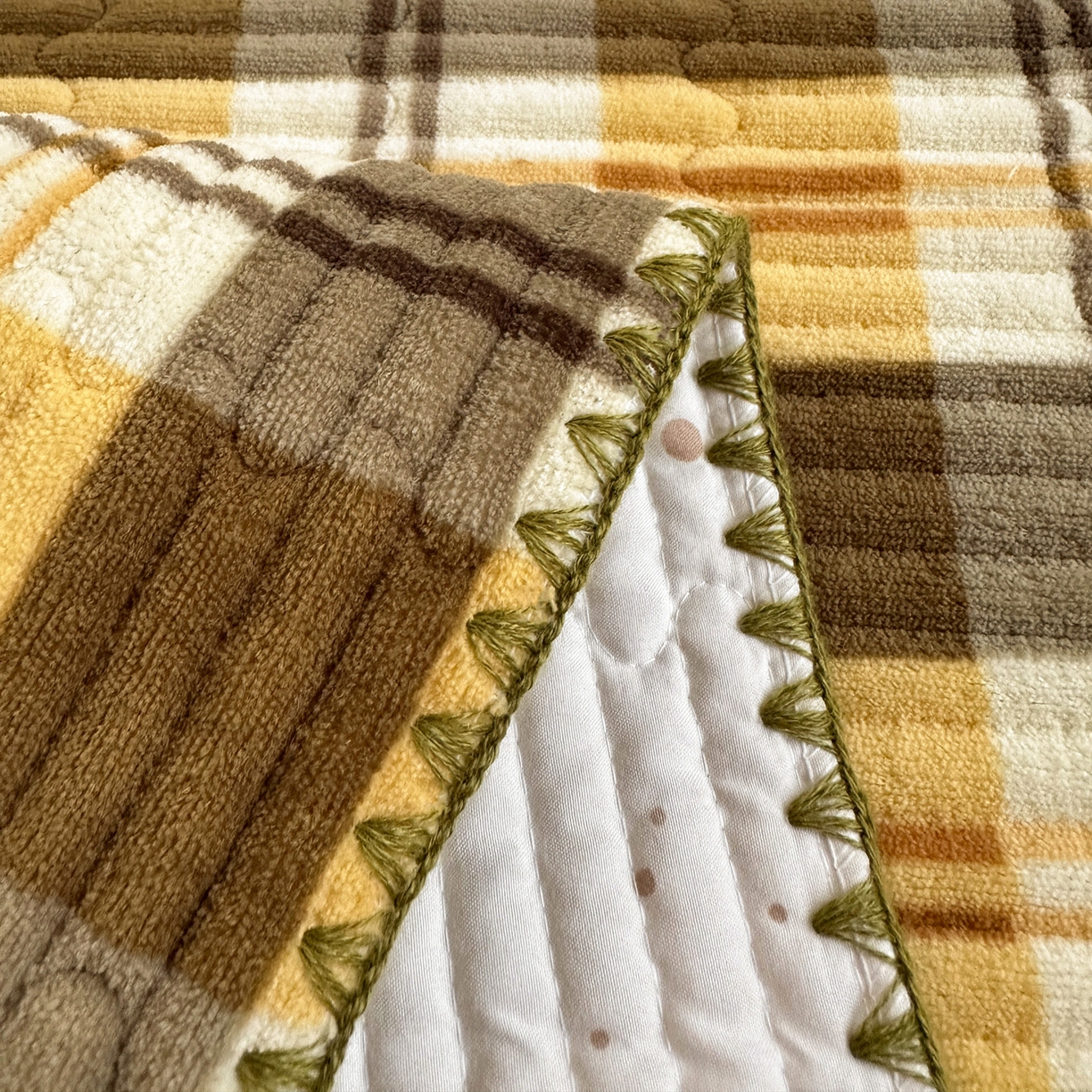 91家纺网 家纺一手货源 找家纺 格真 2025新款无印风贝壳绣三角针牛奶绒床盖三件套大眼萌枕套双面可用 拉菲-黄