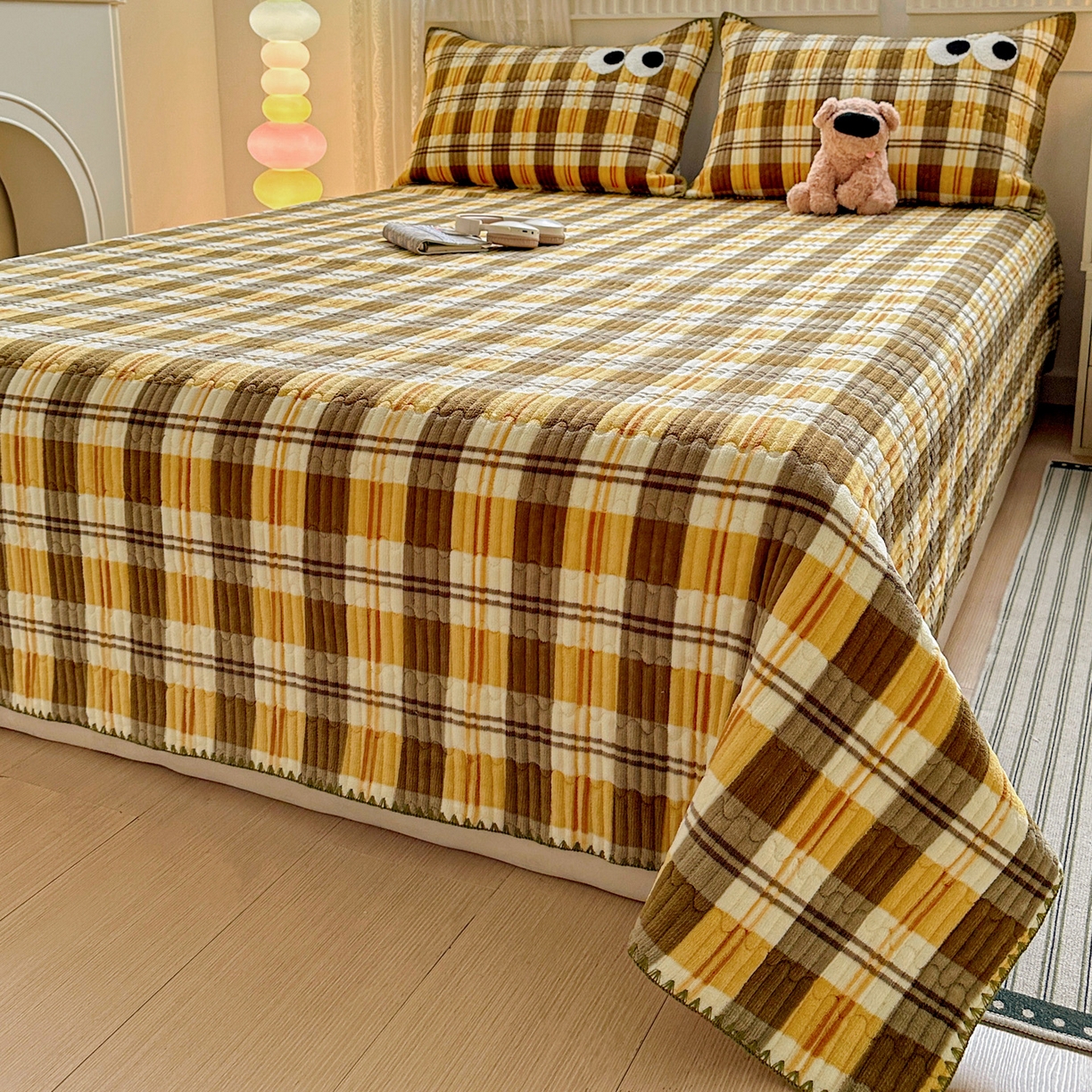 91家纺网 家纺一手货源 找家纺 格真 2025新款无印风贝壳绣三角针牛奶绒床盖三件套大眼萌枕套双面可用 拉菲-黄