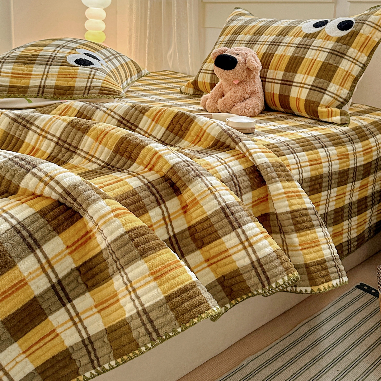 91家纺网 家纺一手货源 找家纺 格真 2025新款无印风贝壳绣三角针牛奶绒床盖三件套大眼萌枕套双面可用 拉菲-黄