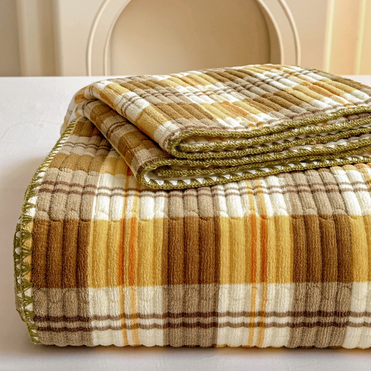 91家纺网 家纺一手货源 找家纺 格真 2025新款无印风贝壳绣三角针牛奶绒床盖三件套大眼萌枕套双面可用 拉菲-黄