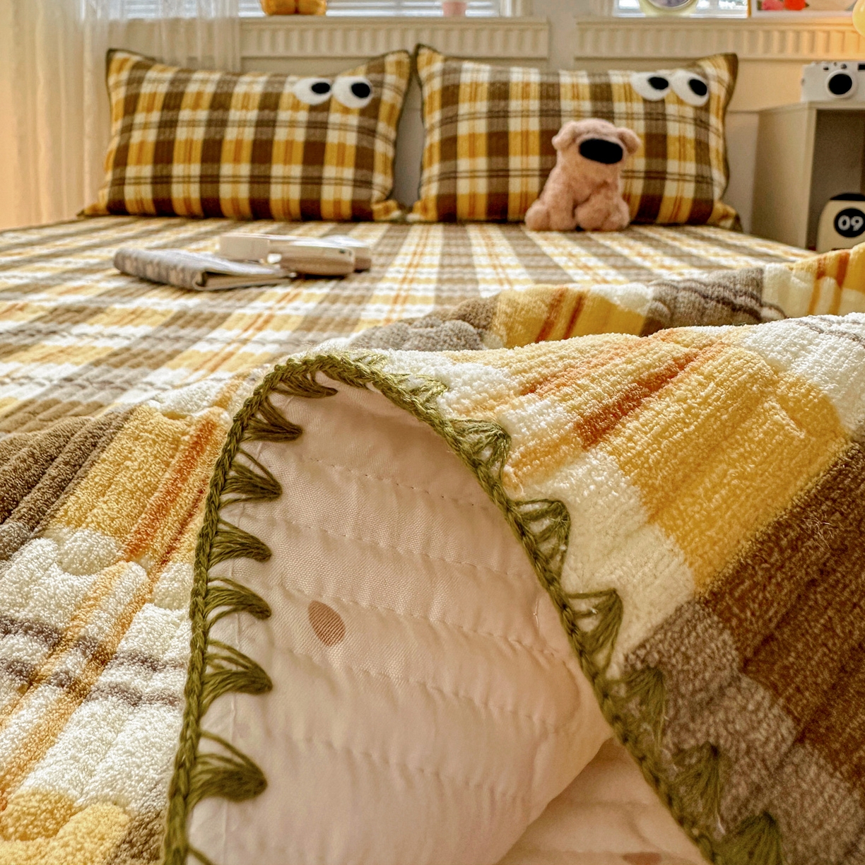 91家纺网 家纺一手货源 找家纺 格真 2025新款无印风贝壳绣三角针牛奶绒床盖三件套大眼萌枕套双面可用 拉菲-黄