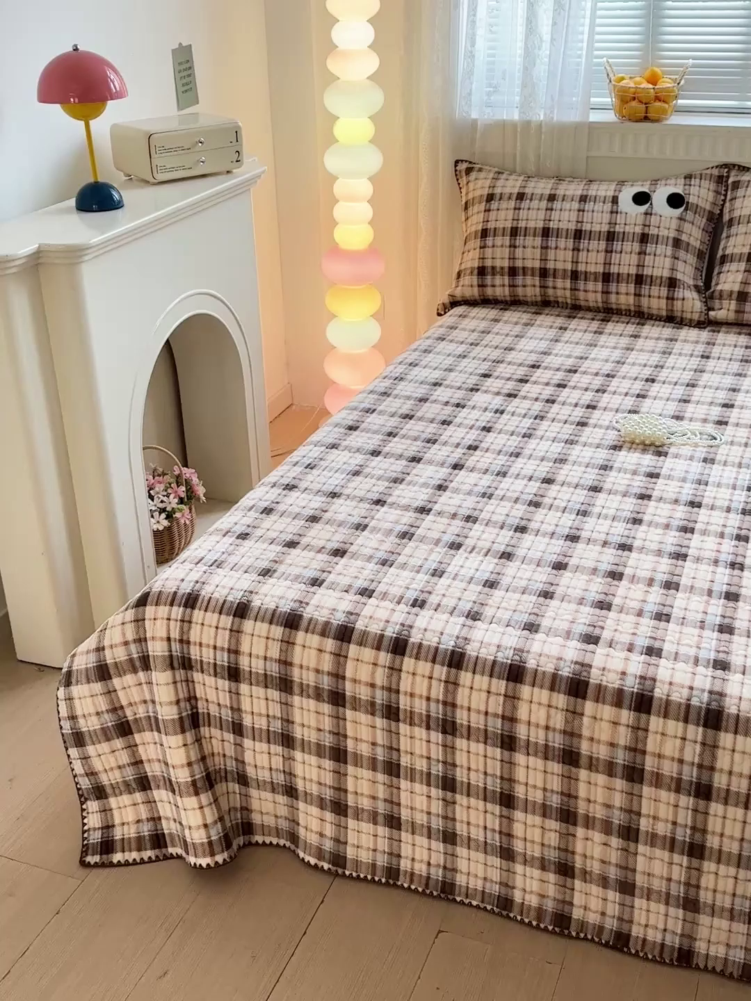 91家纺网 家纺一手货源 找家纺 （总）格真 2025新款无印风贝壳绣三角针牛奶绒床盖三件套大眼萌枕套双面可用