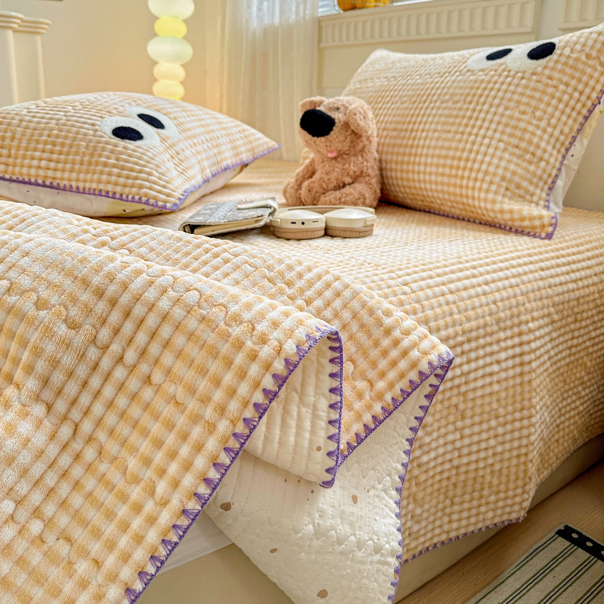 91家纺网 家纺一手货源 找家纺 格真 2025新款无印风贝壳绣三角针牛奶绒床盖三件套大眼萌枕套双面可用 米黄小格