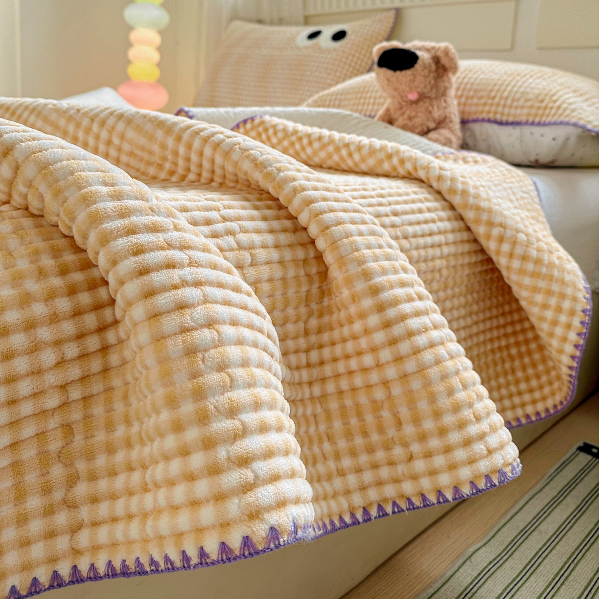 91家纺网 家纺一手货源 找家纺 格真 2025新款无印风贝壳绣三角针牛奶绒床盖三件套大眼萌枕套双面可用 米黄小格