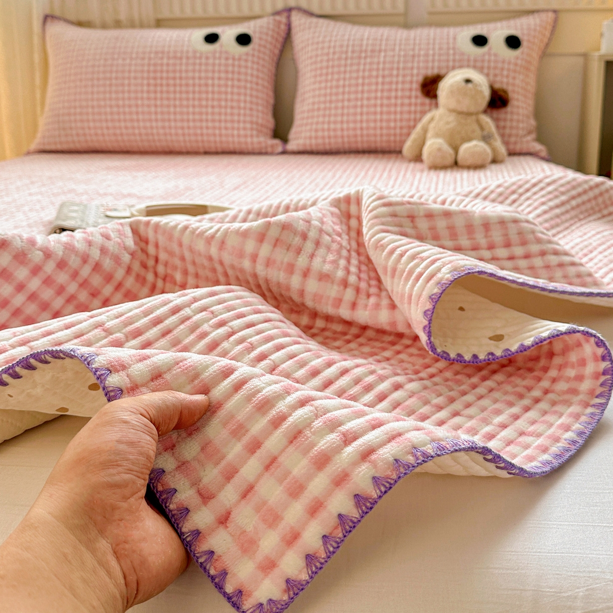 91家纺网 家纺一手货源 找家纺 格真 2025新款无印风贝壳绣三角针牛奶绒床盖三件套大眼萌枕套双面可用 粉小格