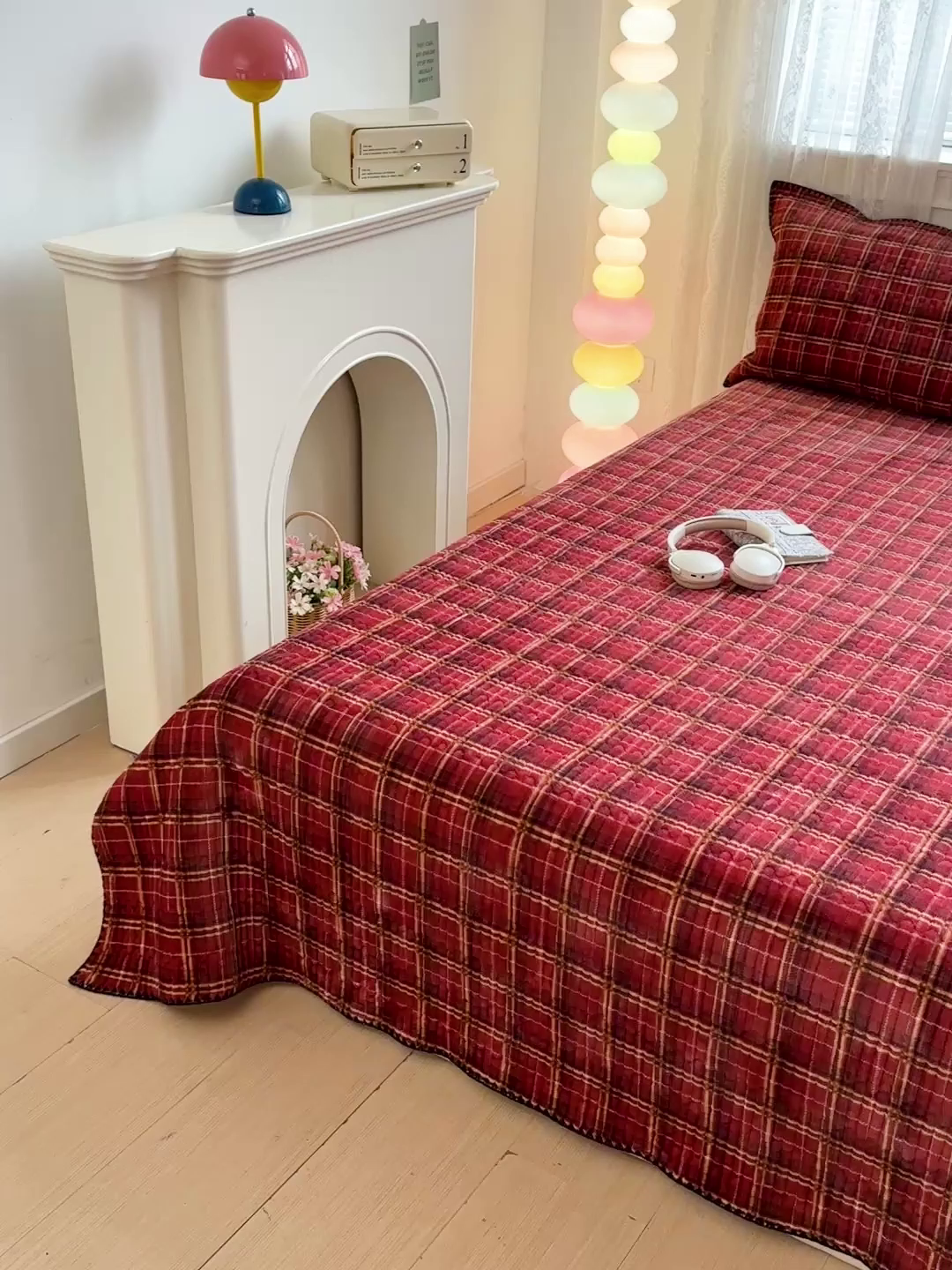 91家纺网 家纺一手货源 找家纺 格真 2025新款无印风贝壳绣三角针牛奶绒床盖三件套大眼萌枕套双面可用 凯瑟琳红格