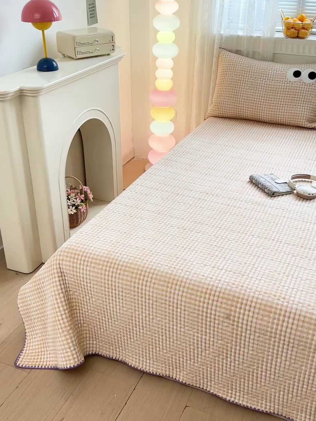 91家纺网 家纺一手货源 找家纺 格真 2025新款无印风贝壳绣三角针牛奶绒床盖三件套大眼萌枕套双面可用 米黄小格