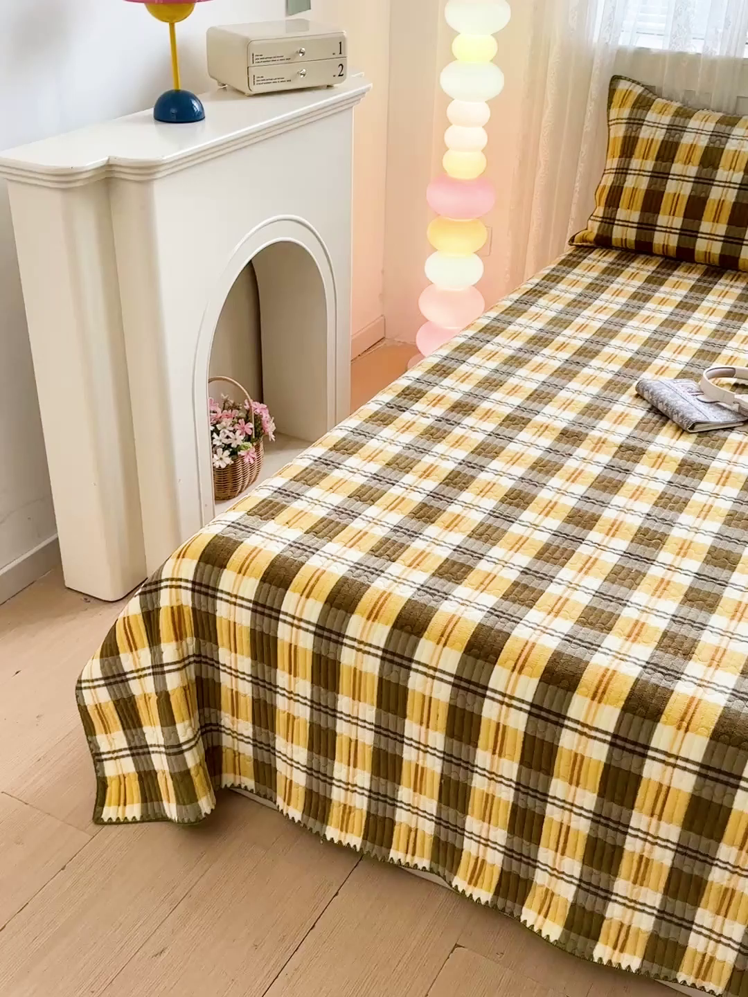 91家纺网 家纺一手货源 找家纺 格真 2025新款无印风贝壳绣三角针牛奶绒床盖三件套大眼萌枕套双面可用 拉菲-黄