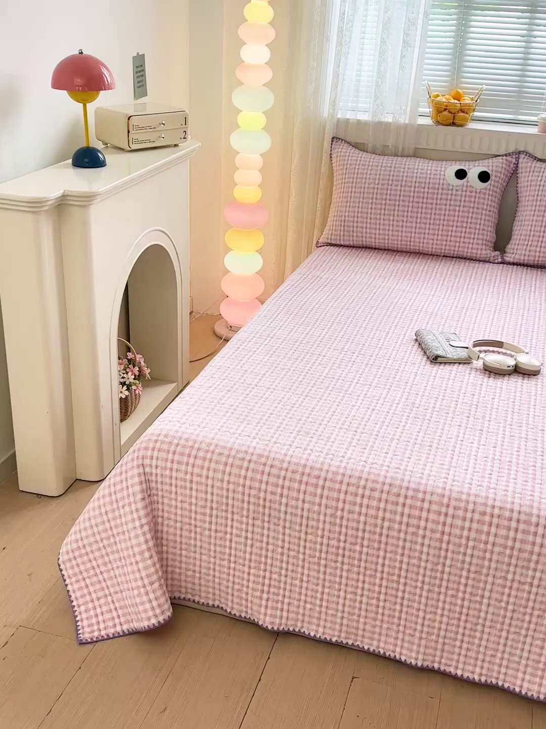 91家纺网 家纺一手货源 找家纺 格真 2025新款无印风贝壳绣三角针牛奶绒床盖三件套大眼萌枕套双面可用 粉小格