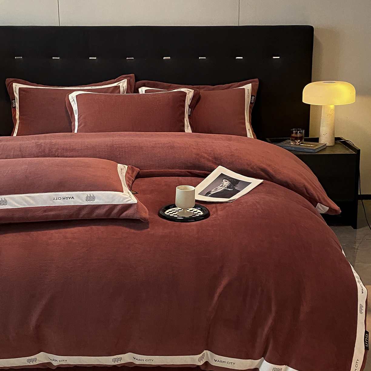 91家纺网 家纺一手货源 找家纺 吾诺家居 吾诺 2025 织带款牛奶绒四件套 纯色牛奶绒套件 - 格调系列 格调-焦糖