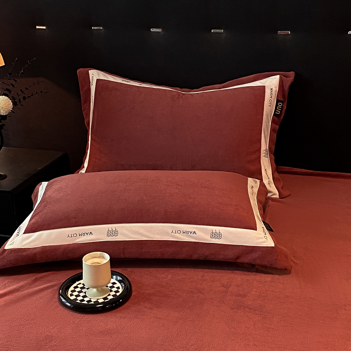 91家纺网 家纺一手货源 找家纺 吾诺家居 吾诺 2025 织带款牛奶绒四件套 纯色牛奶绒套件 - 格调系列 格调-焦糖