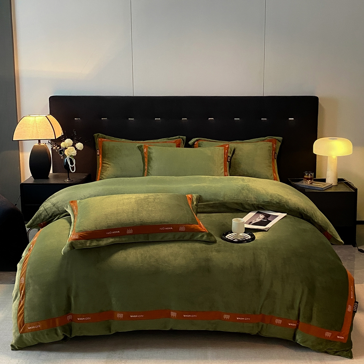 91家纺网 家纺一手货源 找家纺 吾诺家居 吾诺 2025 织带款牛奶绒四件套 纯色牛奶绒套件 - 格调系列 格调-橄榄绿