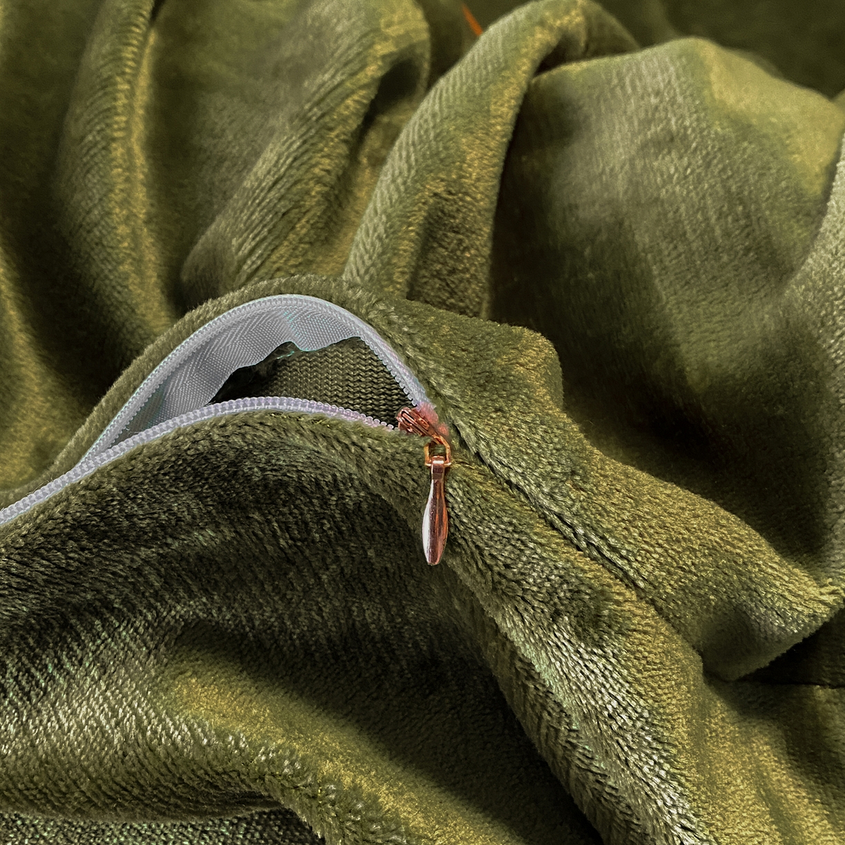 91家纺网 家纺一手货源 找家纺 吾诺家居 吾诺 2025 织带款牛奶绒四件套 纯色牛奶绒套件 - 格调系列 格调-橄榄绿