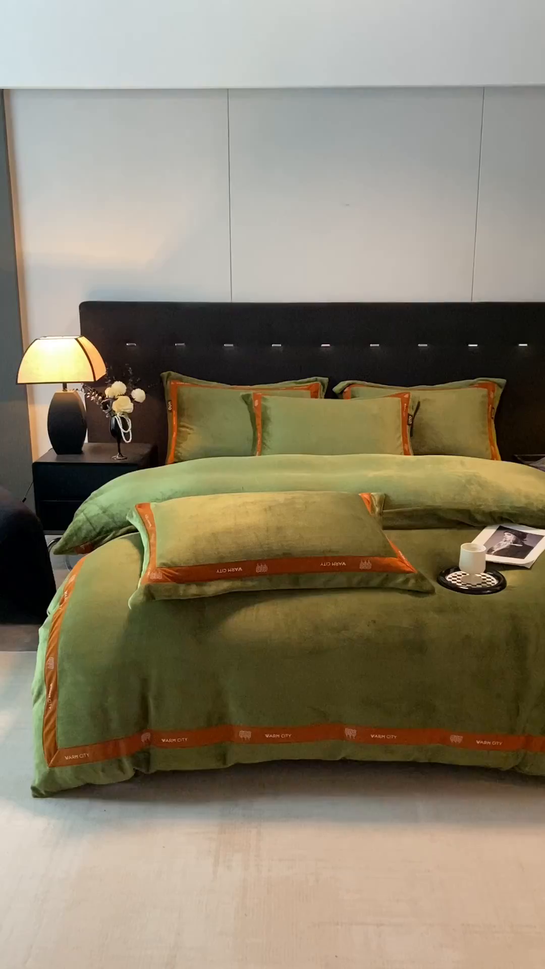 91家纺网 家纺一手货源 找家纺 吾诺家居 吾诺 2025 织带款牛奶绒四件套 纯色牛奶绒套件 - 格调系列 格调-橄榄绿