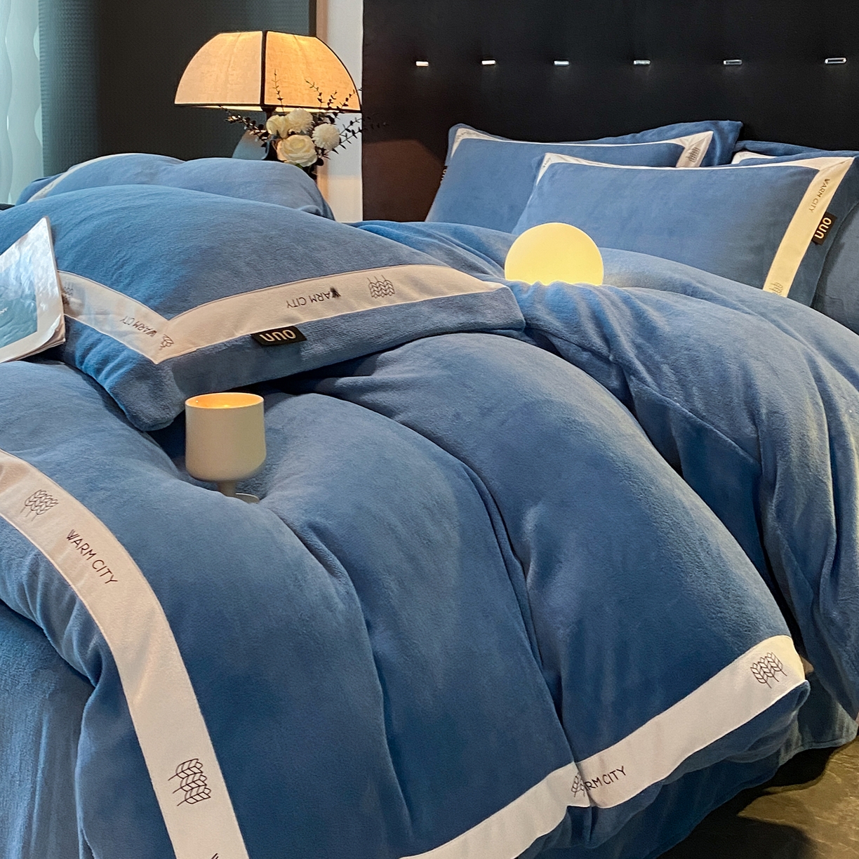 91家纺网 家纺一手货源 找家纺 吾诺家居 吾诺 2025 织带款牛奶绒四件套 纯色牛奶绒套件 - 格调系列 格调-景泰蓝