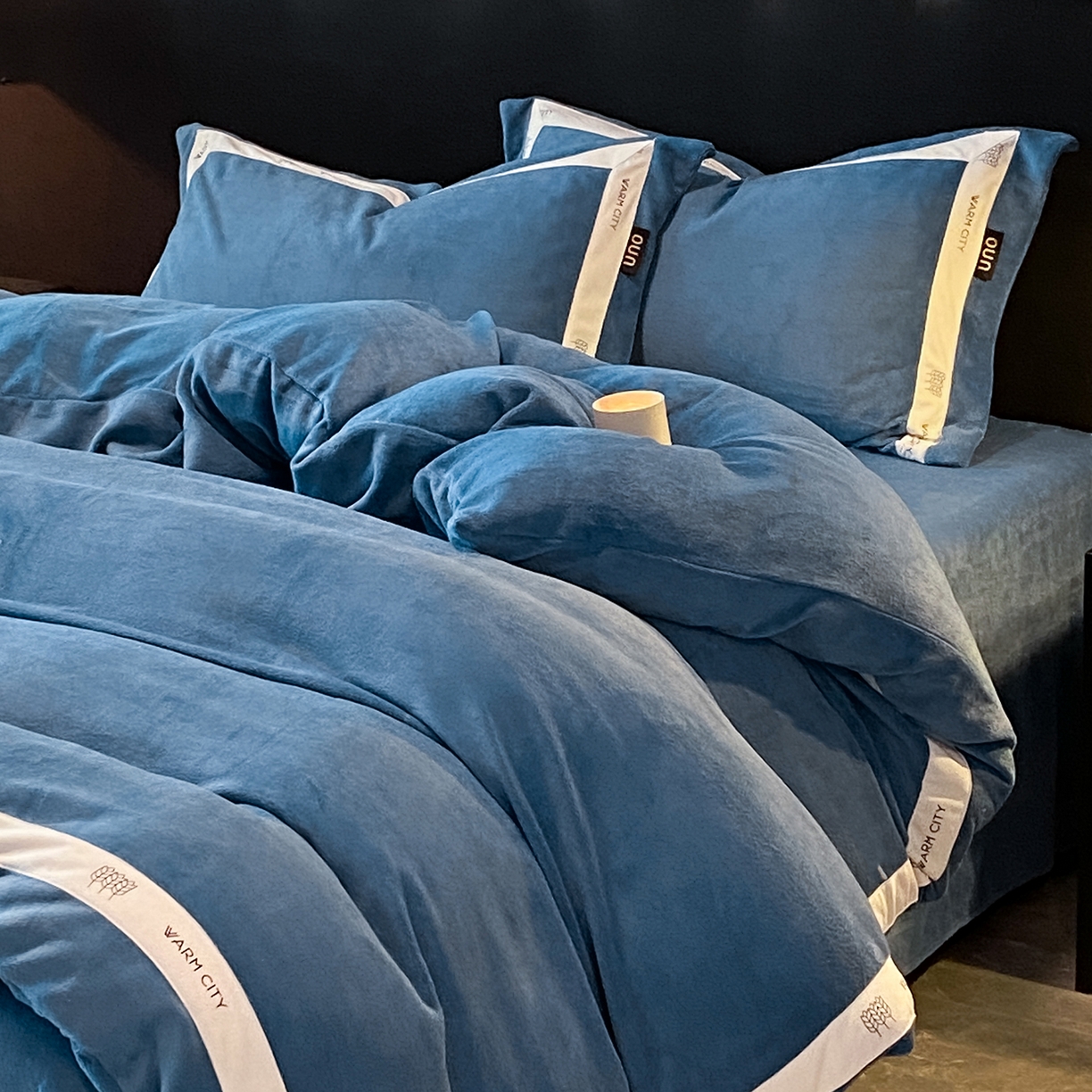 91家纺网 家纺一手货源 找家纺 吾诺家居 吾诺 2025 织带款牛奶绒四件套 纯色牛奶绒套件 - 格调系列 格调-景泰蓝