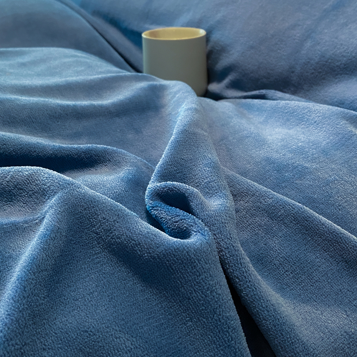 91家纺网 家纺一手货源 找家纺 吾诺家居 吾诺 2025 织带款牛奶绒四件套 纯色牛奶绒套件 - 格调系列 格调-景泰蓝