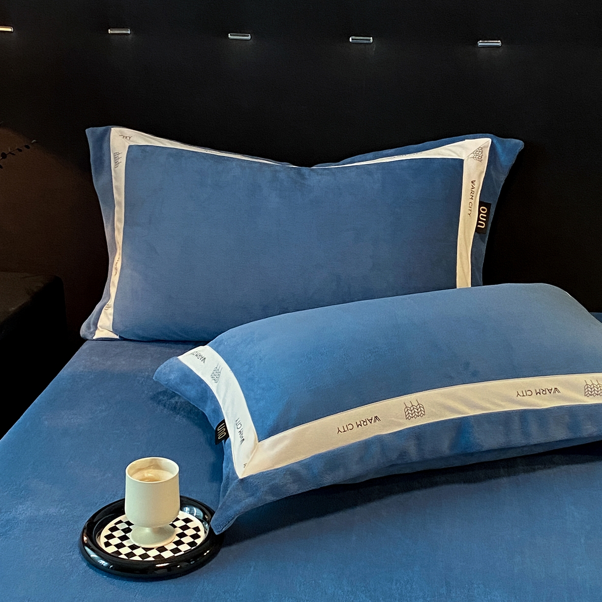 91家纺网 家纺一手货源 找家纺 吾诺家居 吾诺 2025 织带款牛奶绒四件套 纯色牛奶绒套件 - 格调系列 格调-景泰蓝