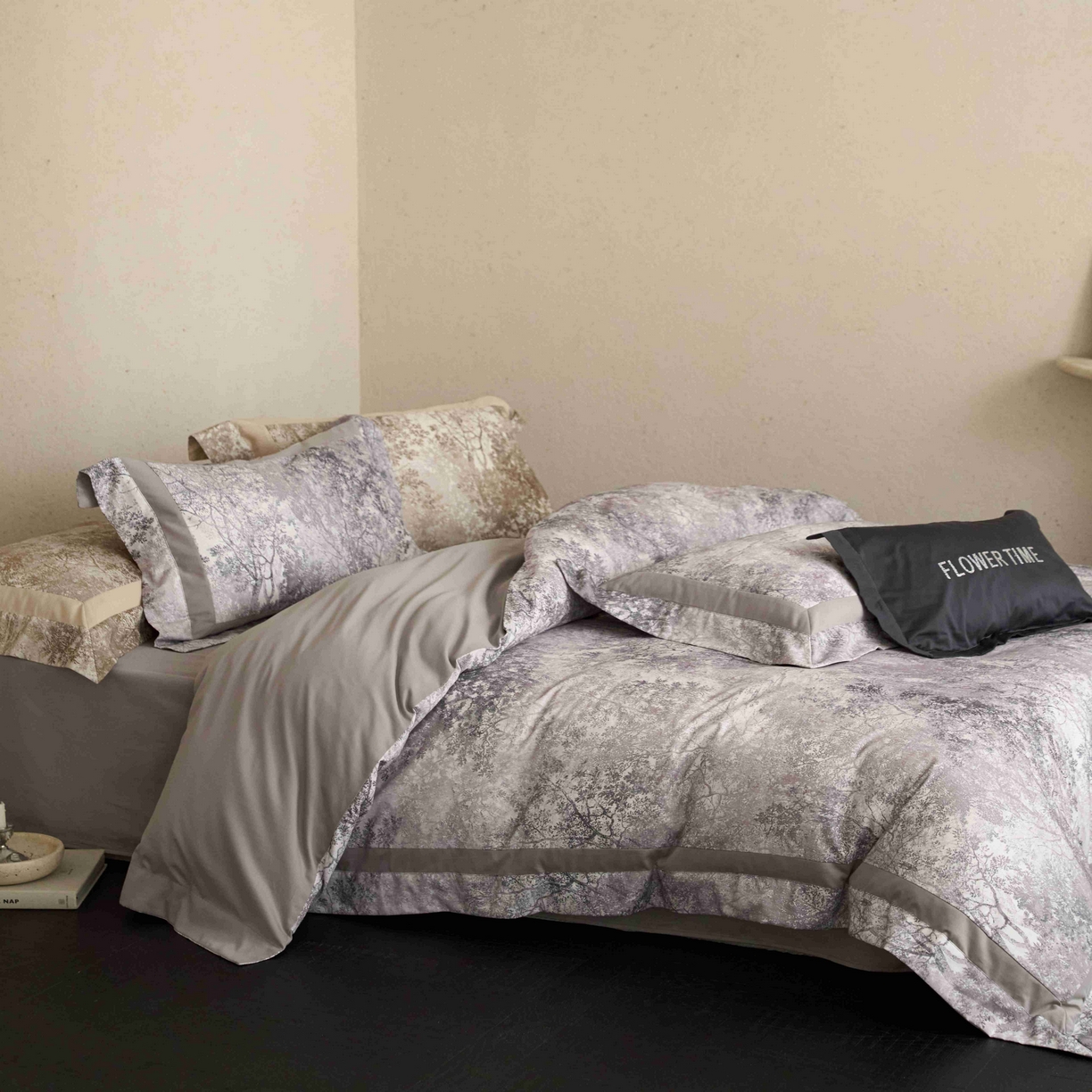 91家纺网 家纺一手货源 找家纺 花时间 2025新款全棉纯棉超柔磨毛四件套-挪威森林 挪威森林-紫灰