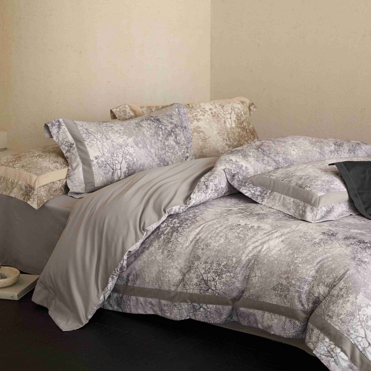 91家纺网 家纺一手货源 找家纺 花时间 2025新款全棉纯棉超柔磨毛四件套-挪威森林 挪威森林-紫灰