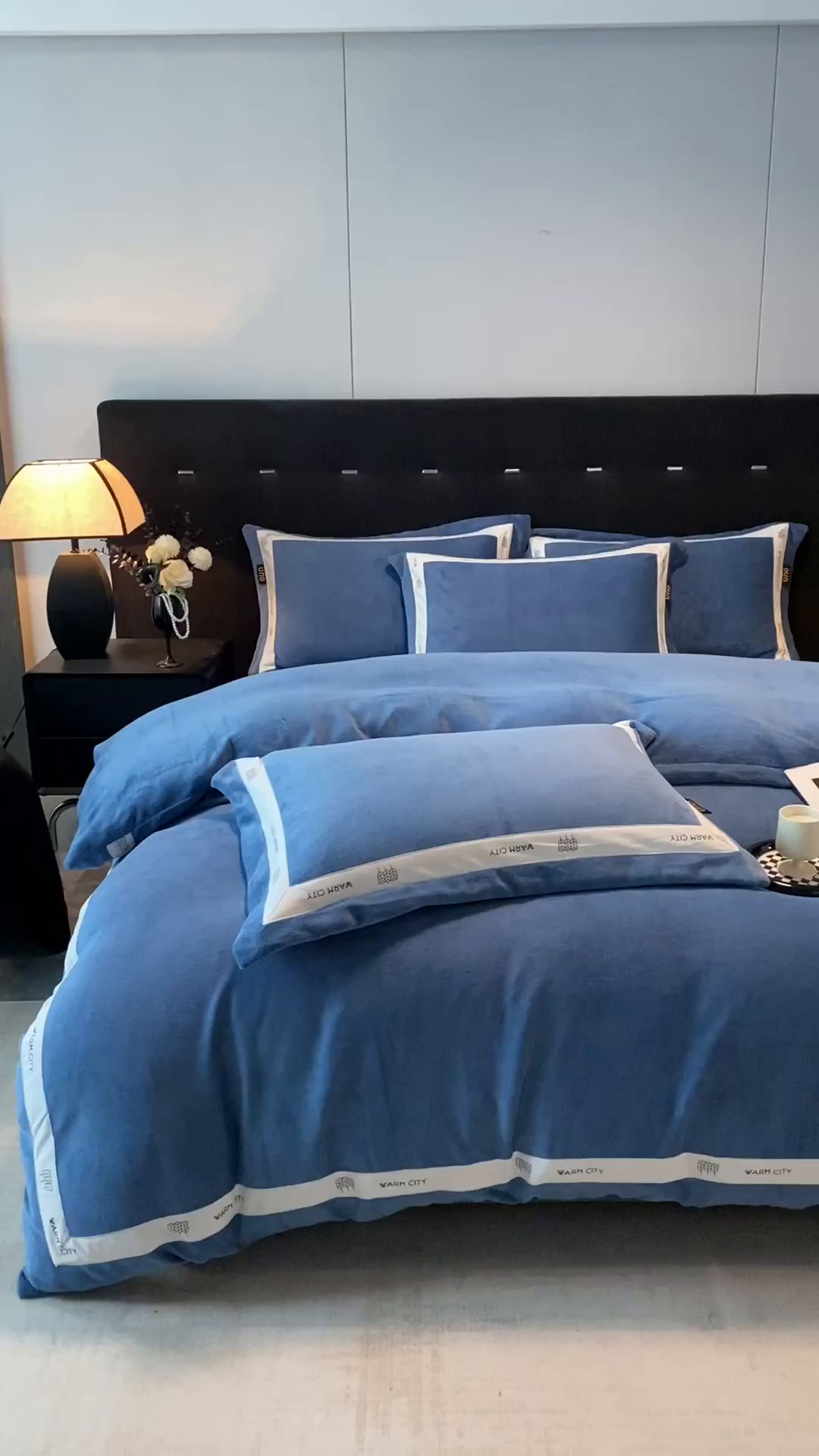 91家纺网 家纺一手货源 找家纺 吾诺家居 吾诺 2025 织带款牛奶绒四件套 纯色牛奶绒套件 - 格调系列 格调-景泰蓝