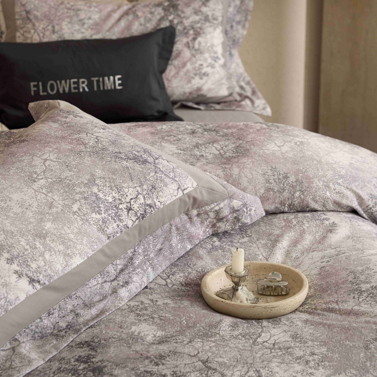 91家纺网 家纺一手货源 找家纺 花时间 2025新款全棉纯棉超柔磨毛四件套-挪威森林 挪威森林-紫灰