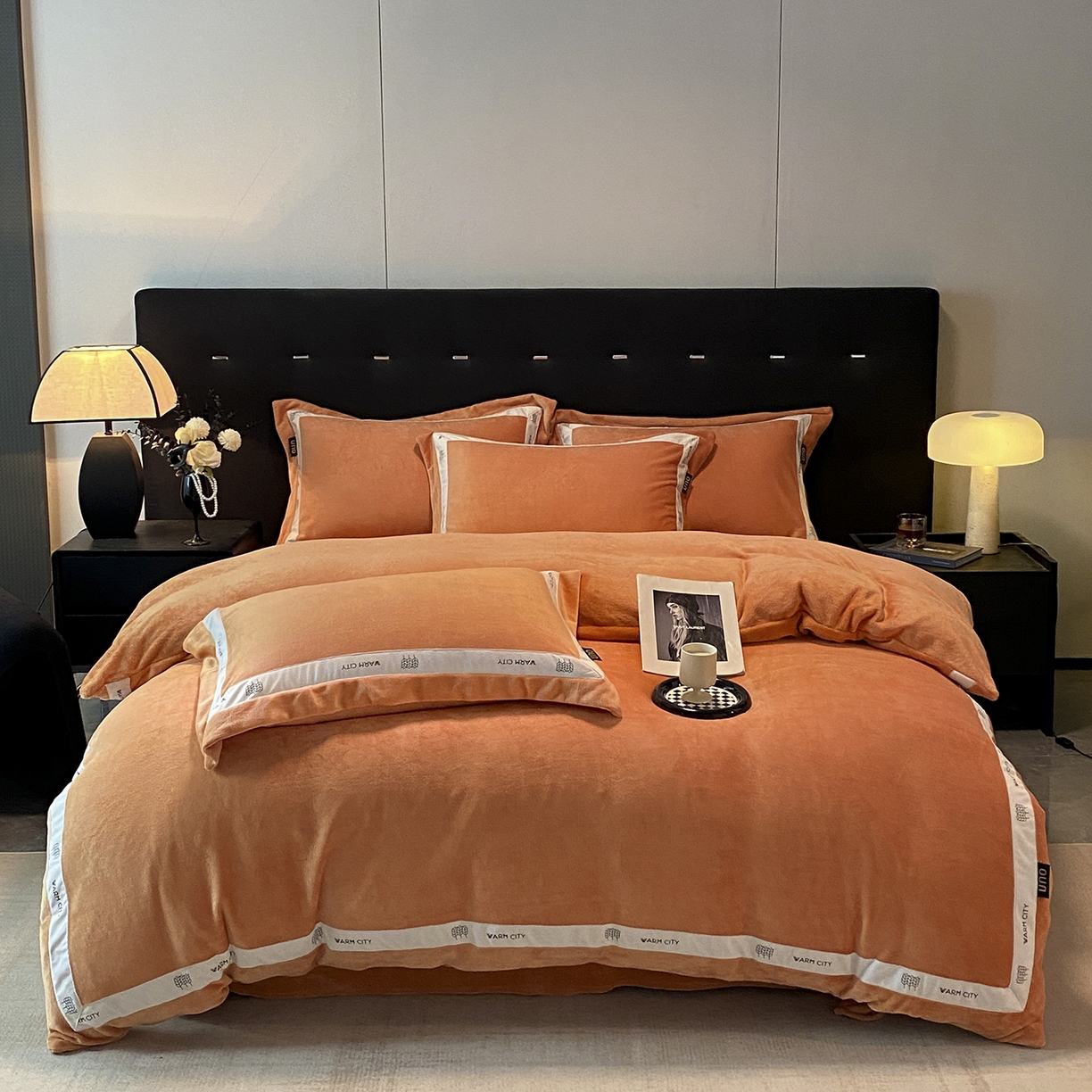 91家纺网 家纺一手货源 找家纺 吾诺家居 吾诺 2025 织带款牛奶绒四件套 纯色牛奶绒套件 - 格调系列 格调-桔色