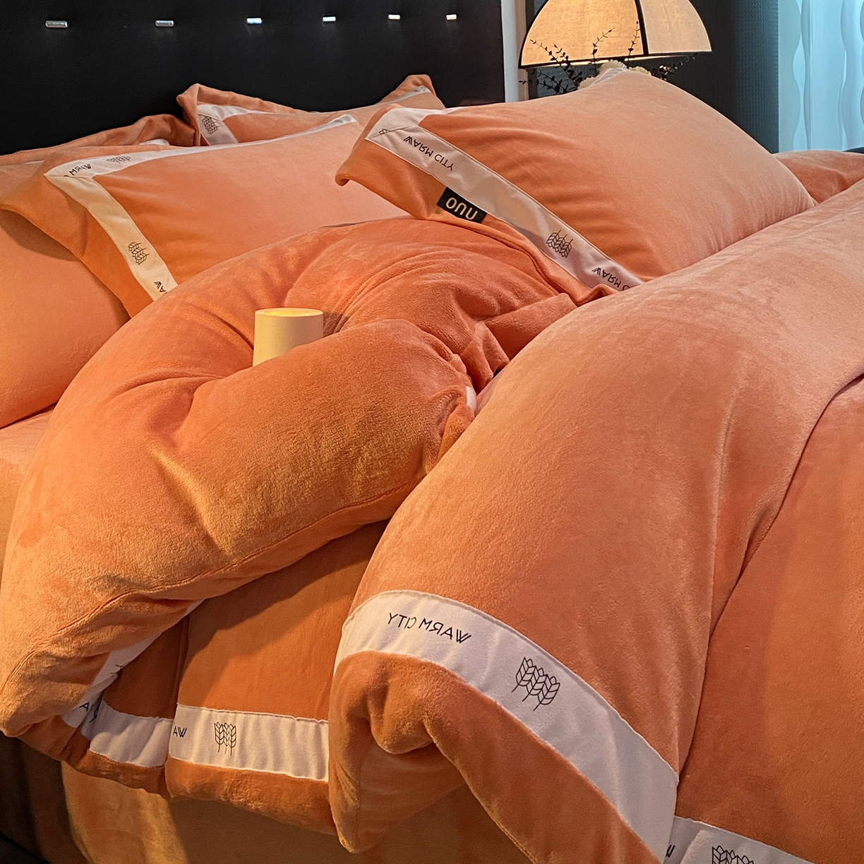 91家纺网 家纺一手货源 找家纺 吾诺家居 吾诺 2025 织带款牛奶绒四件套 纯色牛奶绒套件 - 格调系列 格调-桔色