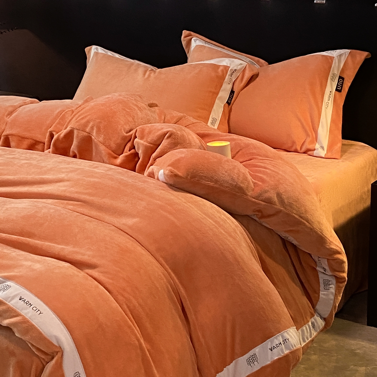 91家纺网 家纺一手货源 找家纺 吾诺家居 吾诺 2025 织带款牛奶绒四件套 纯色牛奶绒套件 - 格调系列 格调-桔色