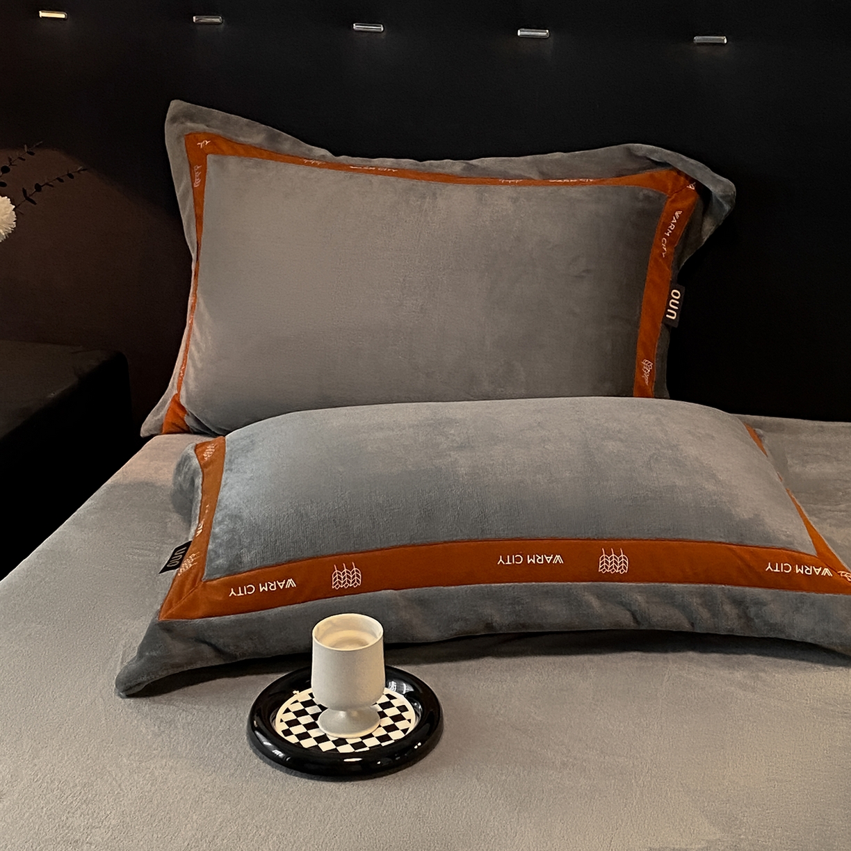 91家纺网 家纺一手货源 找家纺 吾诺家居 吾诺 2025 织带款牛奶绒四件套 纯色牛奶绒套件 - 格调系列 格调-深灰