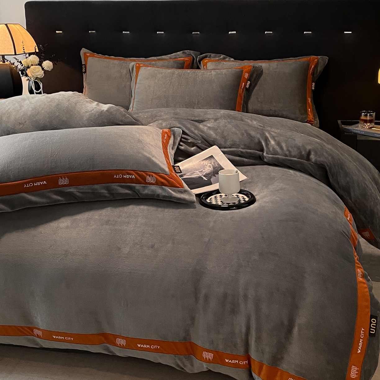 91家纺网 家纺一手货源 找家纺 吾诺家居 吾诺 2025 织带款牛奶绒四件套 纯色牛奶绒套件 - 格调系列 格调-深灰