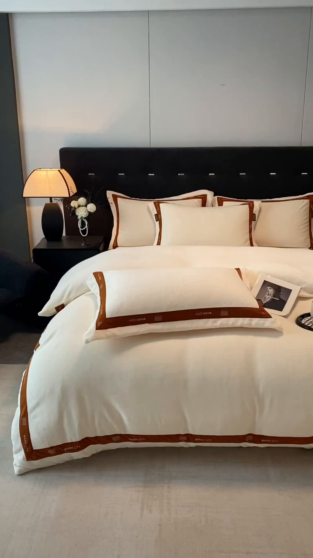 91家纺网 家纺一手货源 找家纺 吾诺家居 吾诺 2025 织带款牛奶绒四件套 纯色牛奶绒套件 - 格调系列 格调-象牙白