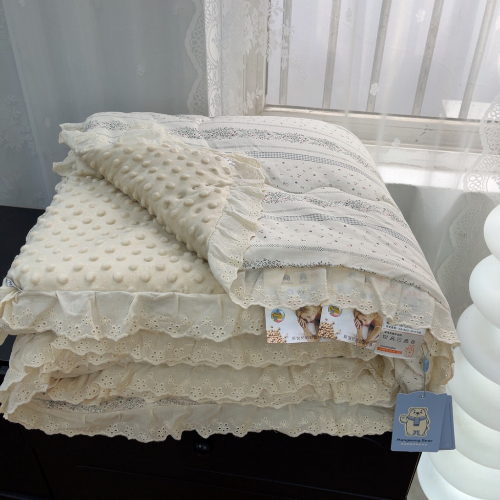 91家纺网 家纺一手货源 找家纺 暖居 2025新款纯棉花边款春秋豆豆被四季通用 布兰格