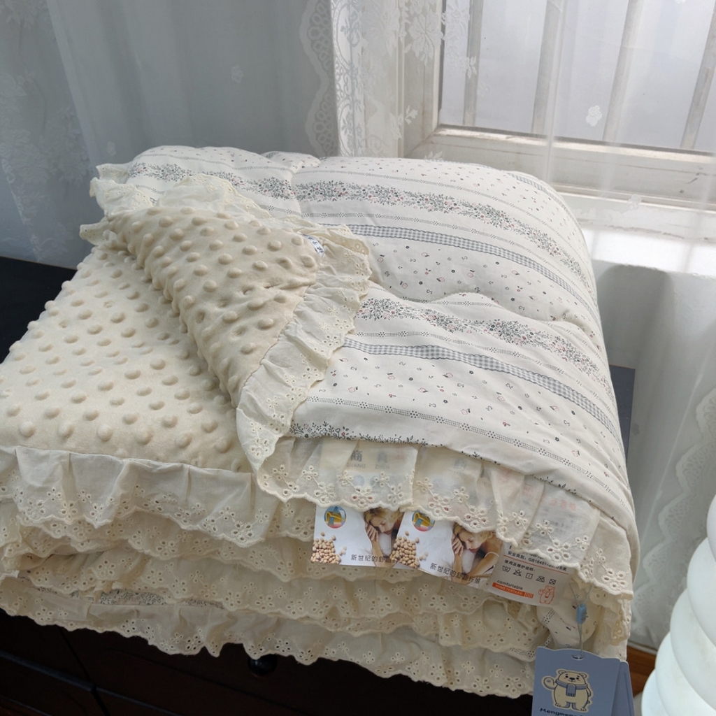 91家纺网 家纺一手货源 找家纺 暖居 2025新款纯棉花边款春秋豆豆被四季通用 布兰格