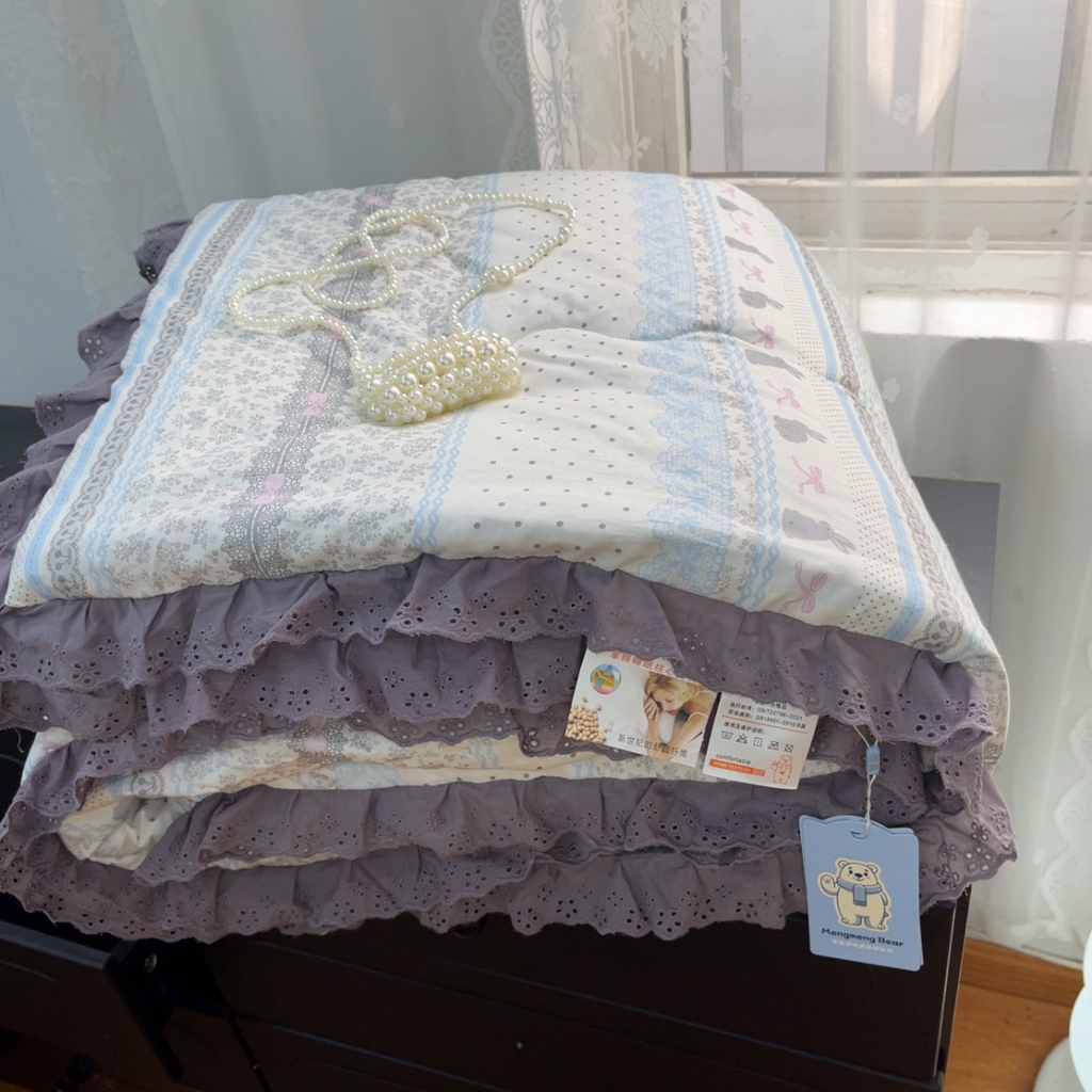 91家纺网 家纺一手货源 找家纺 暖居 2025新款纯棉花边款春秋豆豆被四季通用 海盐兔