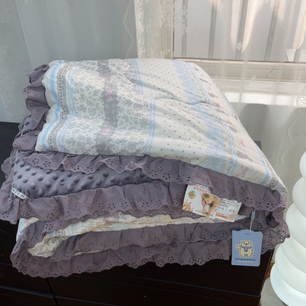 91家纺网 家纺一手货源 找家纺 暖居 2025新款纯棉花边款春秋豆豆被四季通用 海盐兔