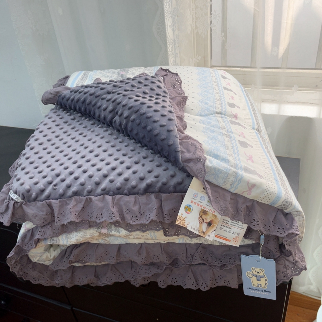 91家纺网 家纺一手货源 找家纺 暖居 2025新款纯棉花边款春秋豆豆被四季通用 海盐兔