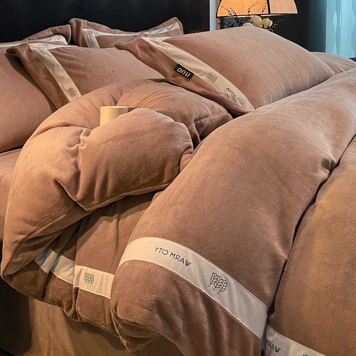 91家纺网 家纺一手货源 找家纺 吾诺家居 吾诺 2025 织带款牛奶绒四件套 纯色牛奶绒套件 - 格调系列 格调-橡木棕