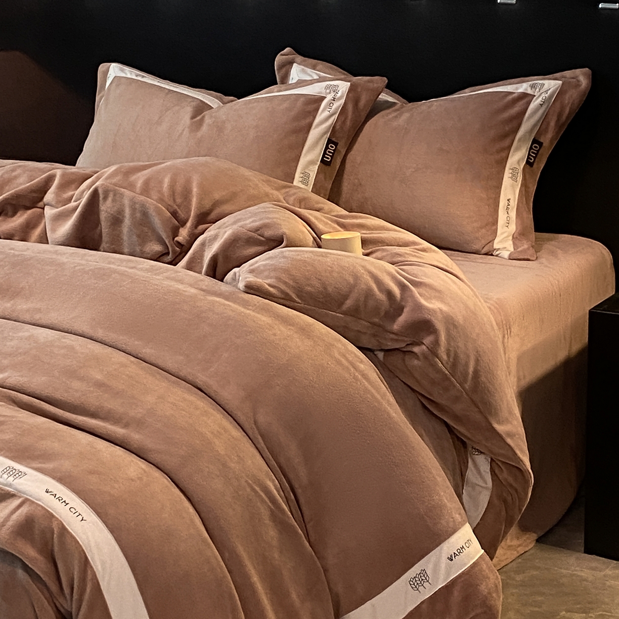 91家纺网 家纺一手货源 找家纺 吾诺家居 吾诺 2025 织带款牛奶绒四件套 纯色牛奶绒套件 - 格调系列 格调-橡木棕