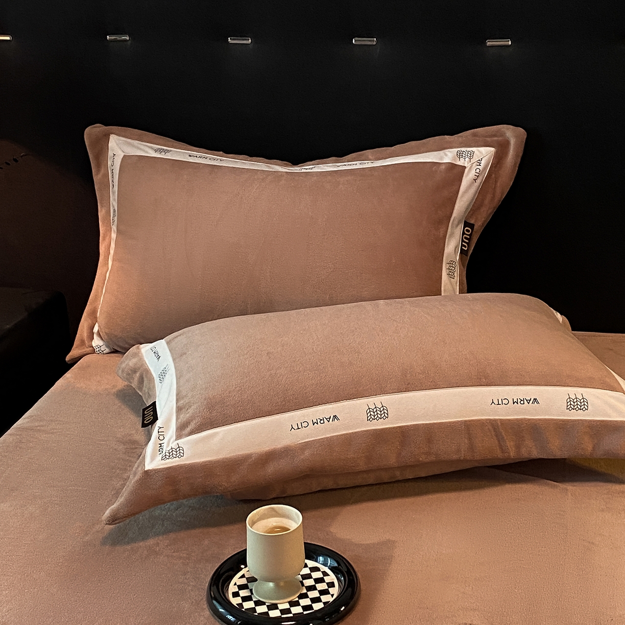 91家纺网 家纺一手货源 找家纺 吾诺家居 吾诺 2025 织带款牛奶绒四件套 纯色牛奶绒套件 - 格调系列 格调-橡木棕