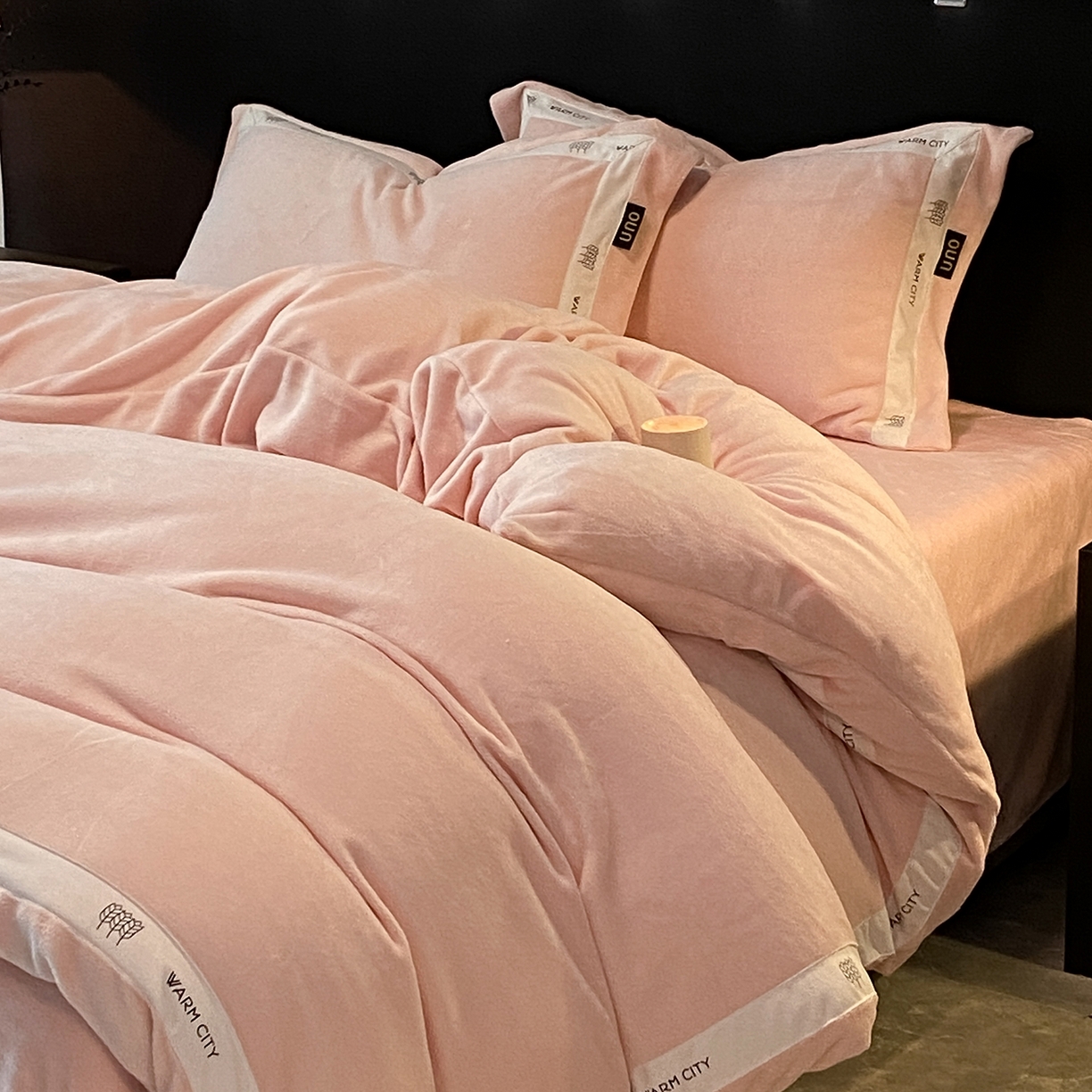 91家纺网 家纺一手货源 找家纺 吾诺家居 吾诺 2025 织带款牛奶绒四件套 纯色牛奶绒套件 - 格调系列 格调-悠粉