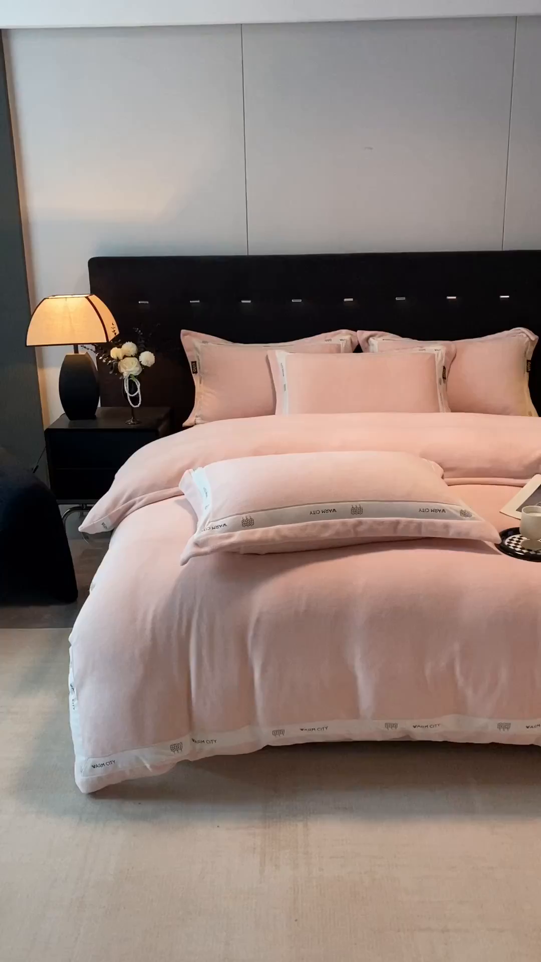 91家纺网 家纺一手货源 找家纺 吾诺家居 吾诺 2025 织带款牛奶绒四件套 纯色牛奶绒套件 - 格调系列 格调-悠粉