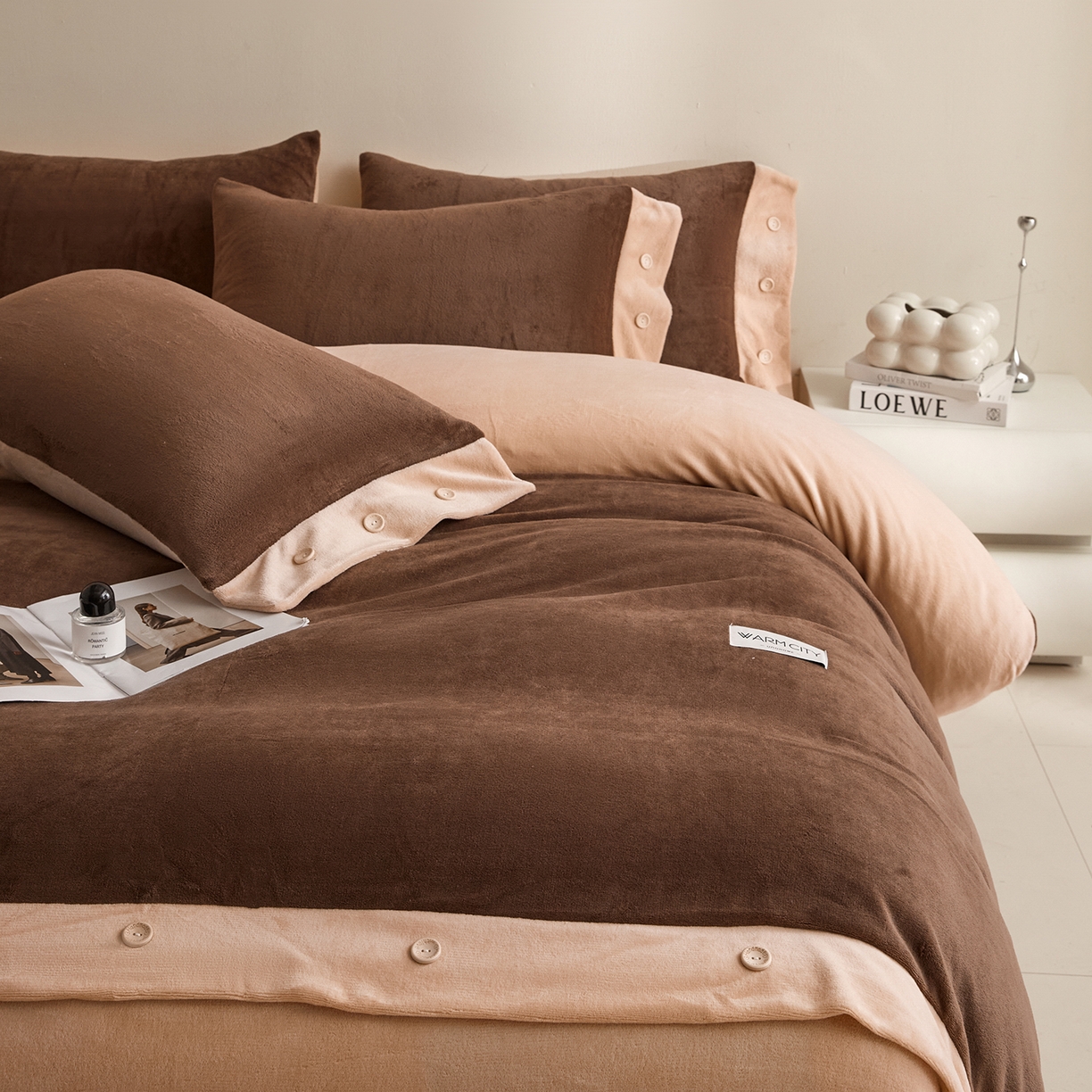 91家纺网 家纺一手货源 找家纺 吾诺家居 吾诺 2025 双拼色牛奶绒四件套纽扣四件套钮扣牛奶绒四件套 - 纽扣系列 钮扣-可可棕