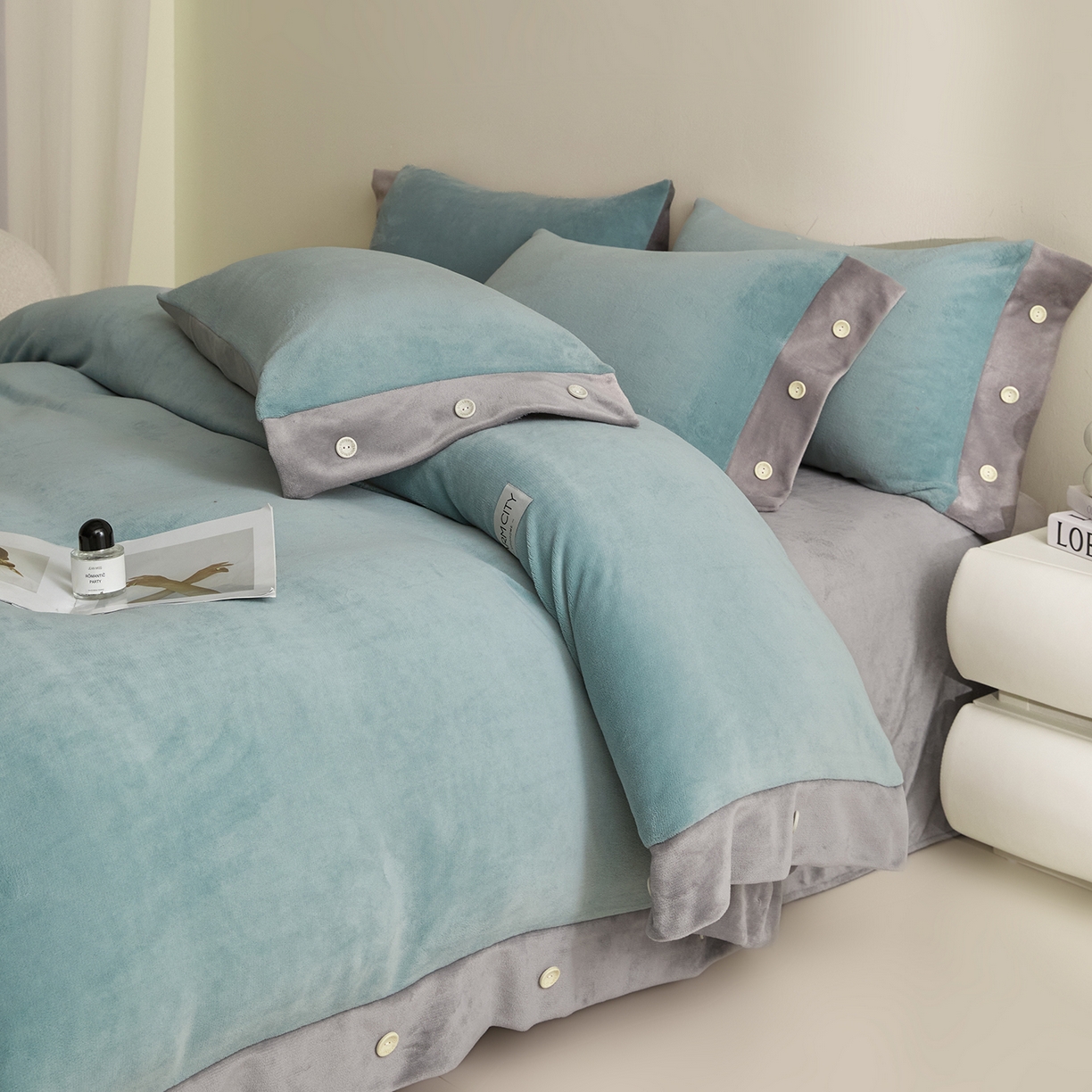 91家纺网 家纺一手货源 找家纺 （总）吾诺家居 吾诺 2025 双拼色牛奶绒四件套纽扣四件套钮扣牛奶绒四件套 - 纽扣系列