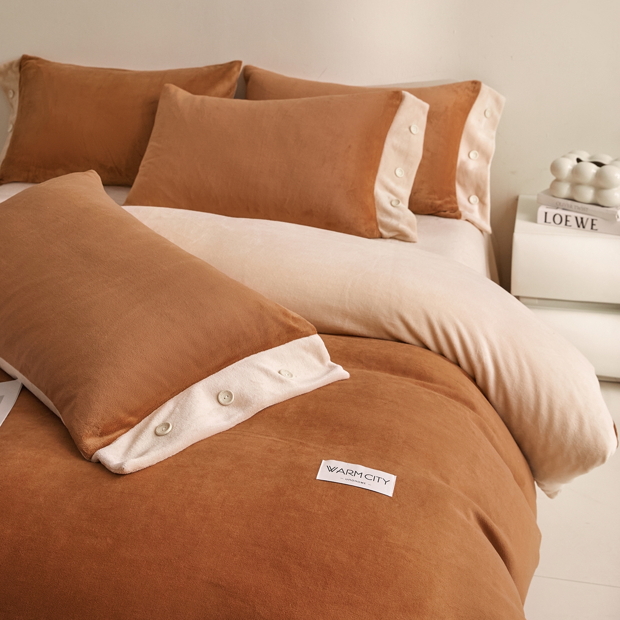 91家纺网 家纺一手货源 找家纺 吾诺家居 吾诺 2025 双拼色牛奶绒四件套纽扣四件套钮扣牛奶绒四件套 - 纽扣系列 钮扣-唐茶色